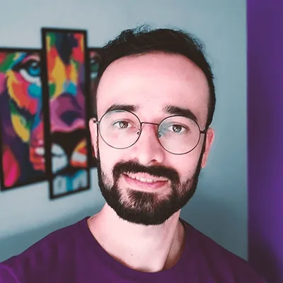 Leo Moreira, de óculos e camiseta roxa